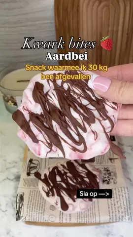 Kwark bites 🍓 Aardbei  Wat heb je nodig?  - 100 g aardbeien  - 100 g magere kwark  - 2 tl honing - 25 g 85% chocolade  Hoe ga je te werk? - Snij de aardbeien in kleine stukjes en meng samen met de kwark en de honing. - Schep het op een stukje bakpapier en stop het voor 2 uur in de vriezer.  - Smelt de chocolade en sprenkel het over de kwark bites. Stop het voor 30 minuten in de vriezer om de chocolade uit te harden.  +- 137 kcal per portie (1/2) • • • #kwarkbites #aardbei #aardbeichocolade  #afvallen #afvallenzonderdieet #afvallenzonderhonger #gezondafvallen #afvallenopeigenkracht #gezondeten #gezond #gezonderecepten #gezondafvallen #gezondelunch #gezondontbijt #gezondheid #weightloss #afslanken #afslankenzonderdieet #gezondesnack #gezondgenieten #gezondkoken #afvallendoenwesamen 
