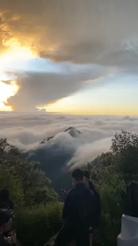 🤩😋⛰️🌄#foryoupage #gunungmuria #lautanawan #puncak29 #foryoupage #foryou #fypage #fyppp #trending #fyp #sunrise 