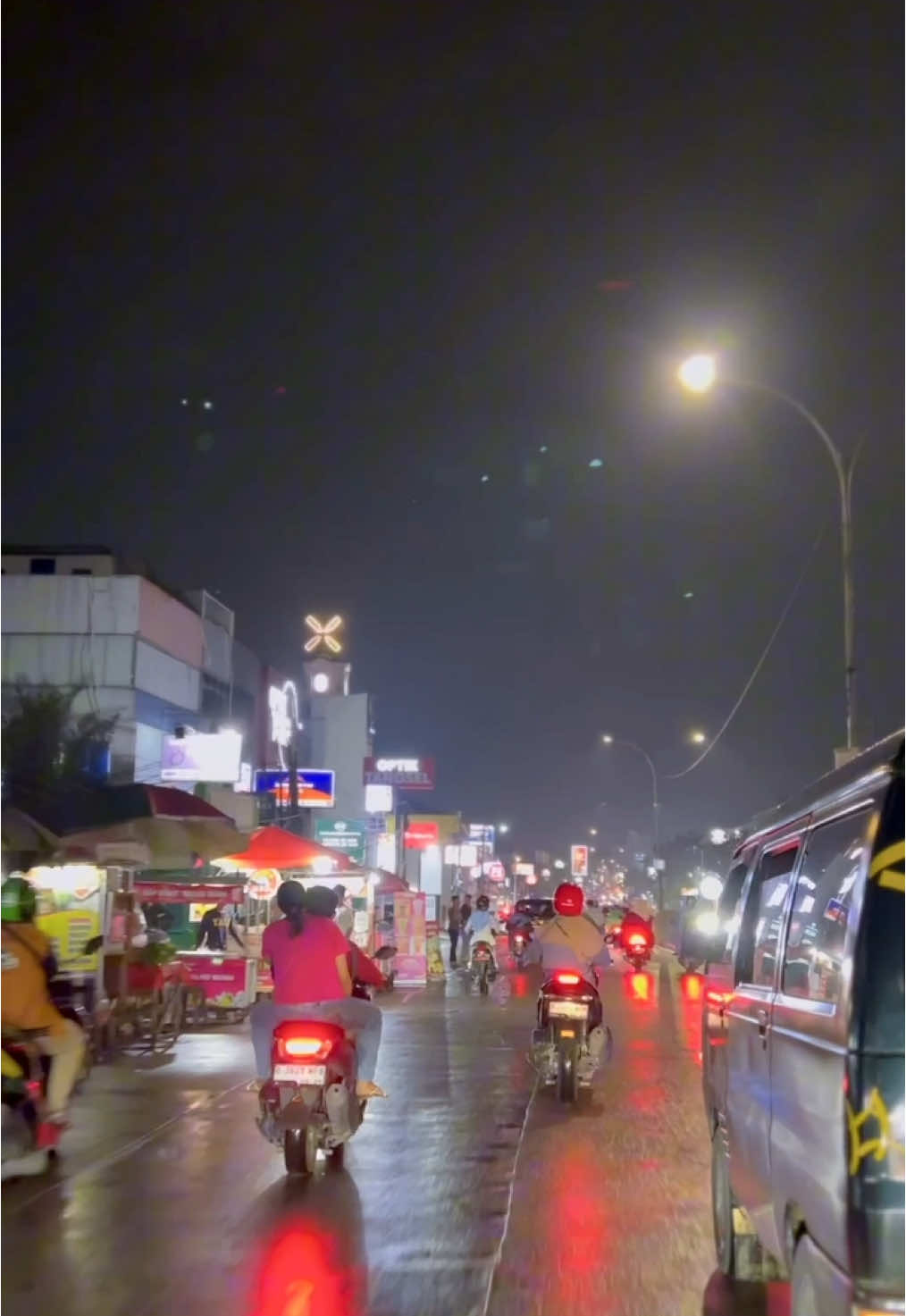 Vibess Malam Pamulang 🛵☕️ #tangsellife #tangsel #pamulang #pamulangsquare #alunalun #jalanan #hujan #suasana #malam #fyp #fypage #fypシ゚viral 