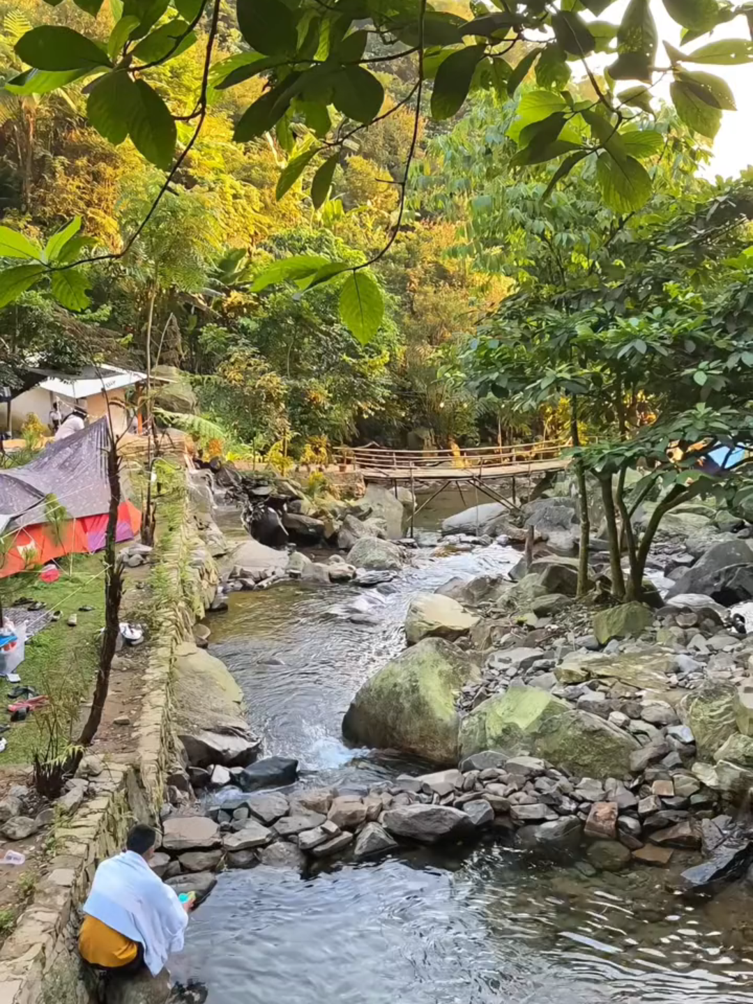 Camping di pinggir sungai itu emang bisa bikin tenang.  #camping