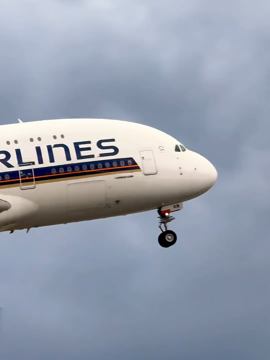 Singapore airlines airbus A380 – 841 takeoff from London Heathrow Airport #heathrow #a380 #singapore #airbus 