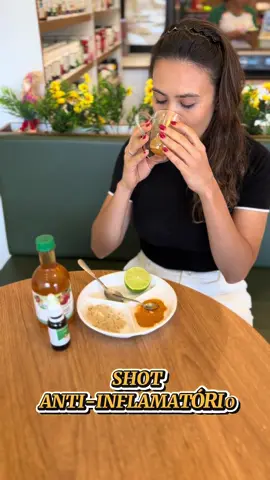 Shot anti-inflamatório ✨ -água  -1/2 limão ou 1 colher de sopa de vinagre de maçã  - 1 colherzinha de gengibre em po -1 colherzinha de cúrcuma em pó  (Pode usar outros pozinhos como: spirulina, corella, moringa…) Mistura tudo e só tomar ☺️ Preferência em jejum! Assim que acordar  #curcuma #shot #shotmatinal #shotantiinflamatorio #propolis #imunidade #fyp