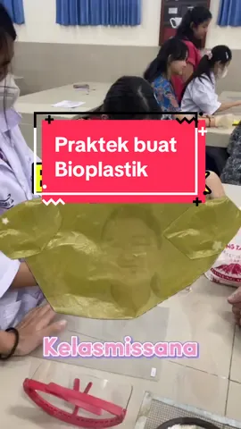 Bioplastik! Kali ini kita buat dari pati singkong/tepung tapioka yah, menurutmu kita bisa buat dari bahan apalagi nih? Dibuat bersama club KIR of smpk PGS! #kelasmissana 