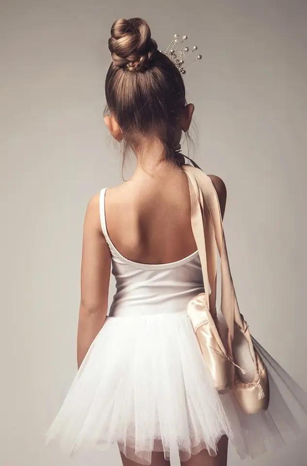 The opener is one of the most plagiarised ballet images of all time: Alisa's profile being about the only place to give due recognition to Juliett (author of Nos.1-5). I don't remember any other child portraits by her, however, and in fact (while she has an SPB photography studio) she's on this platform due to her love of Abyssinian cats, of which she has two. Alisa herself has reached the common social media nadir: a post on IG from two years ago, a handful from three years ago, then the rest are six years old or more..... #russianchildmodel #russianphotographer #balletphotography #ballet #balletflats 