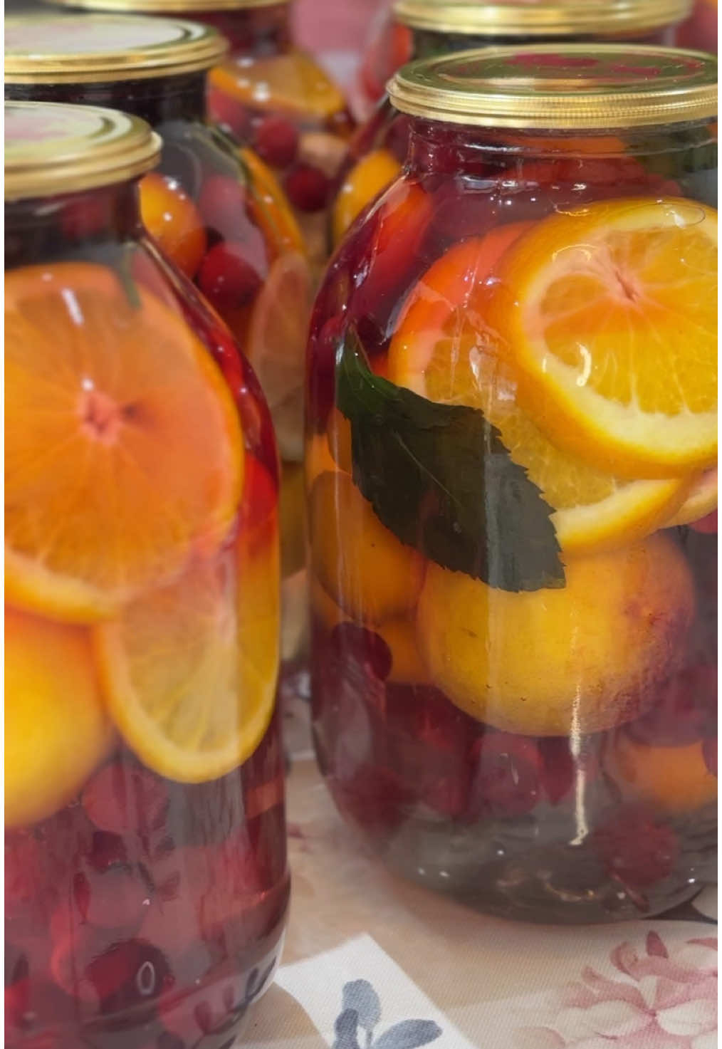 Бірнеше қайтара су құйып әлекке түспейтін, атылмайтын АССОРТИ компот🔥 Видео авторы: @nuri.recepty Мен 2 және 3 литр банкаларға жаптым Өрік / абрикос  Қызыл өрік / слива Шие / Вишня Жалбыз / Мята Апельсин-лимон  Су Қант 3л-400гр, 2л-300гр Қанты көп деп сөкпеніңдер, қыста үстінен су құйып іше береміз!  #ассортикомпот #компотыназиму #компотжабу #компотназиму #банкажабу #рекомендации #рек #тренды2024 #трендысезона #компотыназиму #ассортикомпот #компотмохито#иирецепт