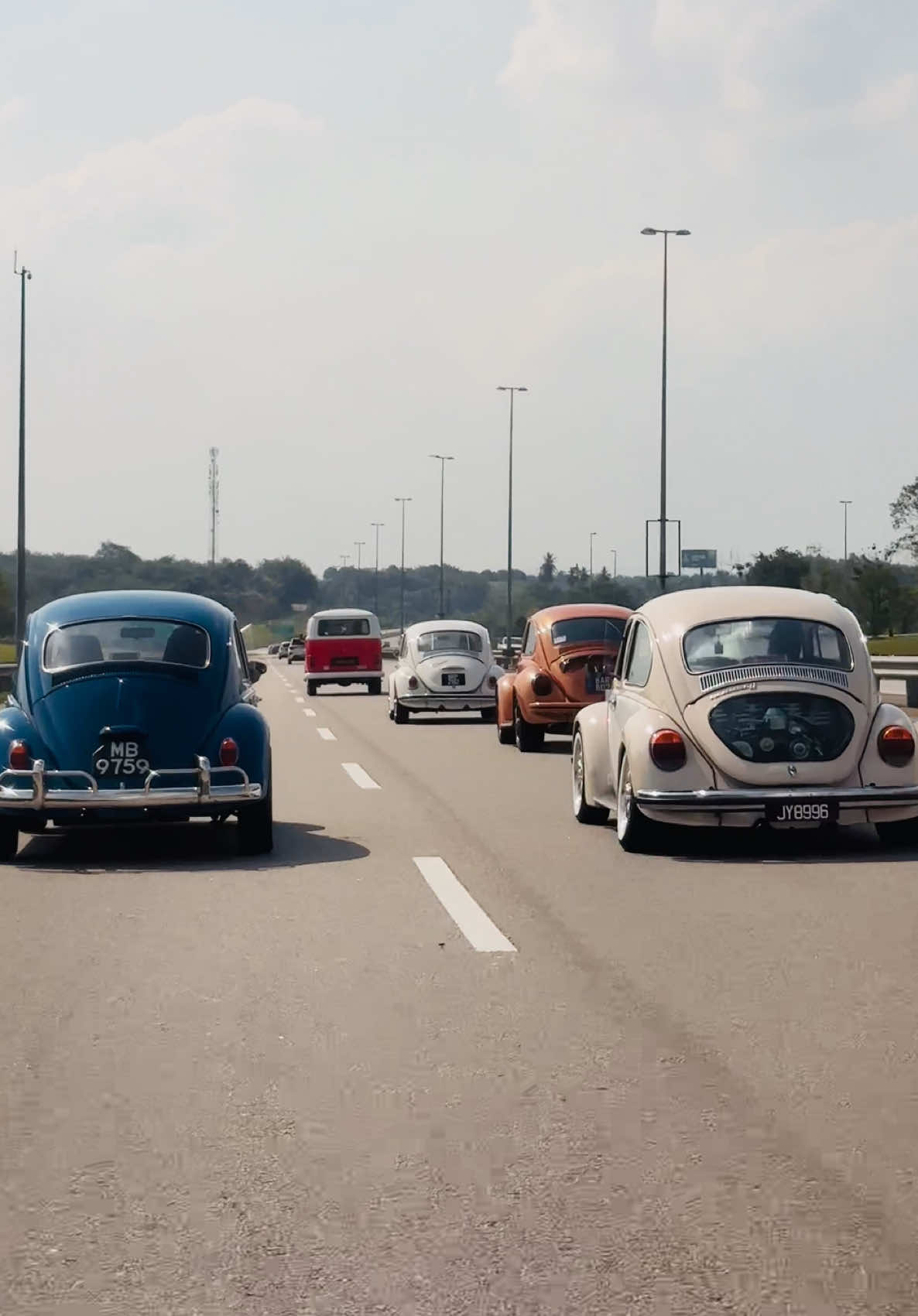 Cruising 🚙💨🩵 #beetle #vwbeetle #malaysiaclassiccars #classiccars #malaysiaclassiccarrental #volkswagenbeetle #seribusatumotors #keretaklasik 