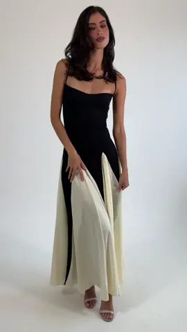 No te vas a querer perder el vestido Dakota. Un modelo muy versátil e ideal para todo tipo de eventos. Sin olvidar lo cómodo.  Corre por el tuyo que está volando.