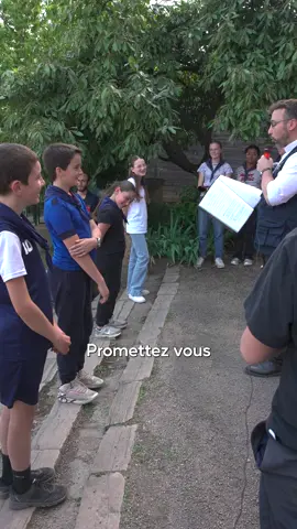 On dit souvent qu’un patronage est une école de la responsabilisation, qu’il est important de remettre au goût du jour les rites de passage, les marqueurs qui s’ancrent dans la tête d’un enfant ou d’un jeune et rythment sa croissance. Ils signifient tous : « tu grandis, tu es en capacité de faire ceci ou cela ».   On parle énormément d’un des trois piliers de l’ADN d’un patro : les grands frères et grandes sœurs. Parce qu’il s’agit d’un des rites de passage les plus visibles dans un patro. Mais la responsabilisation et les rites de passage ne concernent pas que les grands frères et grandes sœurs. Ici, au patronage Saint Mayeul; cette progression est VISIBLE mais surtout elle est FETEE ! On vous emmène découvrir cette extraordinaire cérémonie de l'équipe Flèche des jeunes du patro qui dès l'âge de 12 ans, prennent leur part dans la vie du patronage au service des plus jeunes. C'est extraordinaire, ça, non ?  #grandfrere #grandesoeur #responsabilisation #servir #service #adolescence #croissance #educationintegrale 