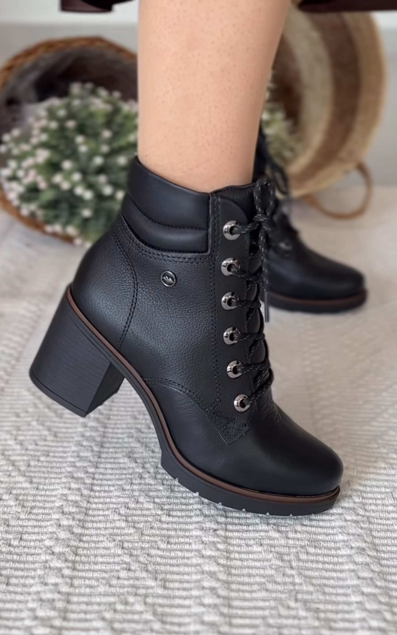 🖤 Bota Dakota – Elegância e Conforto! 🖤 Atemporal e cheia de estilo, essa bota preta em couro legítimo vem com salto de 7cm, cadarço frontal e zíper lateral para facilitar o calce. O friso marrom em volta dá um toque especial de destaque e sofisticação. 📏 Numeração: do 34 ao 39 💳 Facilitamos para você: apenas 4x de R$74,90! 📲 Garanta a sua agora mesmo pelo nosso WhatsApp (11)94114-6746