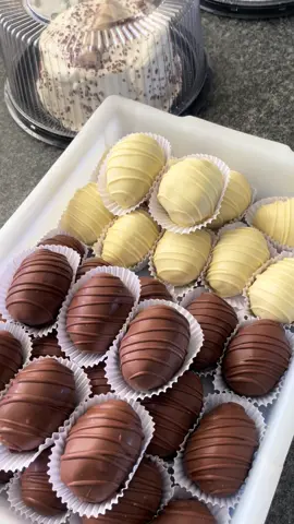 Ontem postei vídeo do bombom de morango com Chocolate Branco e recebi muitas perguntas sobre qual chocolate usei! Querem um vídeo explicando como fiz?😍😍 #bombomdemorango #chocolatebranco #doces #confeitaria #fyp #viralvideo