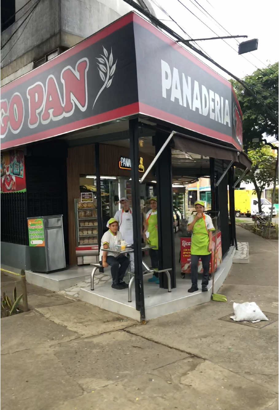 Pan gratis en esta panadería 🥐 👩‍🍳😱 #monkeywhite #cali #colombia #reaccion #panaderia #republicadominicana 