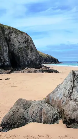 The most gorgeous place 🫶✨ #daysoutintheuk #hikersoftiktok #cornwall #cornwallbeach #daysoutwithkids #dronevideo #familydaysout #summervibes 