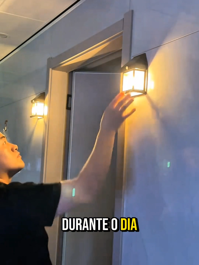 Além de ser linda e elegante, não precisa ficar carregando já que ela tem placa solar, tem também sensor de movimento e é a prova d'água. Não perca tempo e aproveite a promoção clicando na tela onde tem escrito 