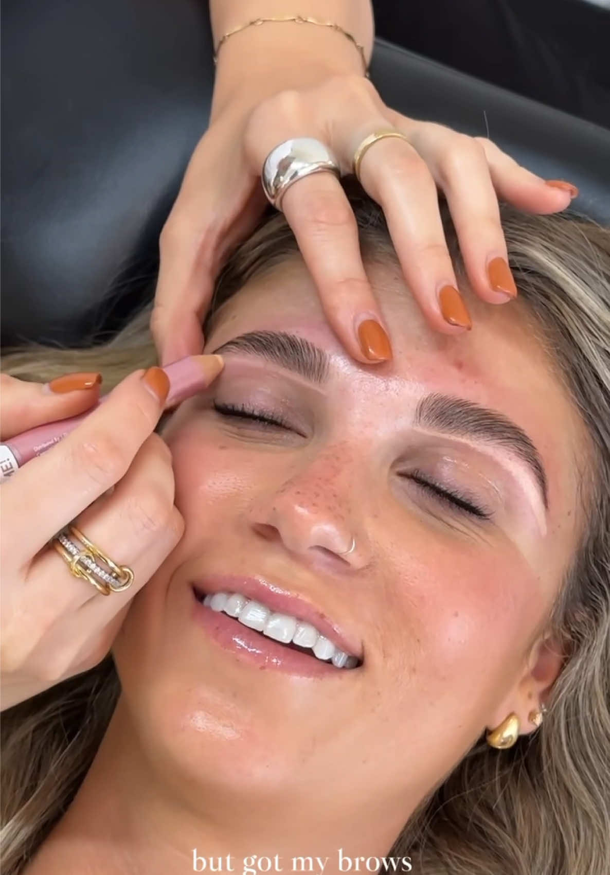 Wayyy better than a hug imo 😌 #brows #browlamination #browshaping #waxing #esthetician #orangecounty #salon #lamination 