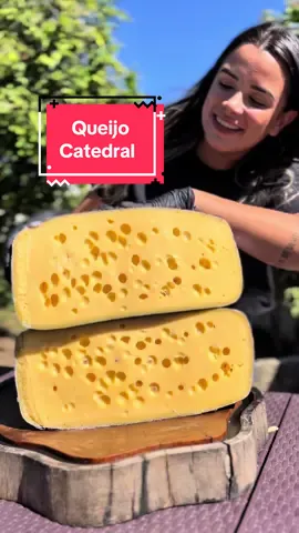 🧀 Queijo com casca azul? Temos! O Catedral é um espetáculo visual e de sabor. Produzido na Mantiqueira, sua massa dourada cheia de olhaduras impressiona logo de cara. ✨ Inspirado no Maasdam holandês, ele é artesanal, tem textura macia e sabor suave com notas de caramelo. 🍞 Vai bem em tábuas, sanduíches quentinhos ou até em fondue. 🍷 Harmonize com vinhos brancos encorpados ou espumantes brut. 🍇 Sirva com frutas frescas ou geleias cítricas pra realçar o dulçor. Marca aqui quem vai amar esse queijo! #queijoartesanal #tábuaqueijos #mantiqueiramineira #gastronomiadeverdade #vinhoequeijo