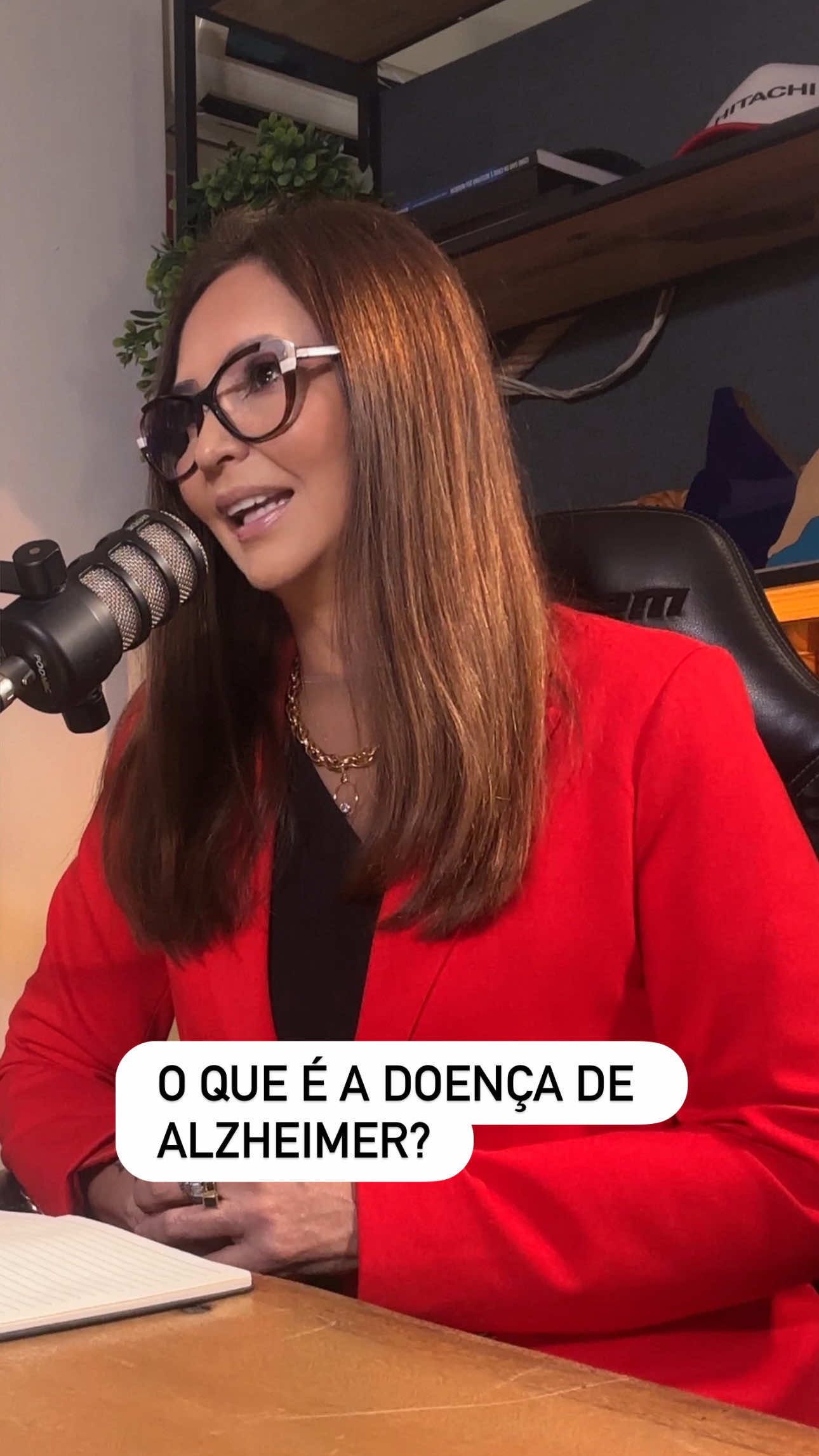 O que é a Doença de Alzheimer? A Doença de Alzheimer é uma doença neurodegenerativa progressiva, que atinge principalmente a memória, o raciocínio e o comportamento. Ela é a forma mais comum de demência no mundo. No cérebro, o Alzheimer provoca a morte lenta e silenciosa dos neurônios, especialmente em regiões responsáveis pela memória, como o hipocampo. Essa destruição é causada pelo acúmulo de duas proteínas tóxicas: a beta-amiloide, que forma placas entre os neurônios, e a tau, que se enrosca dentro das células cerebrais. Com o tempo, o cérebro encolhe, perdendo volume e função. A pessoa começa a esquecer coisas simples, depois perde a noção do tempo, da linguagem, da identidade – até chegar a um estágio em que não reconhece mais os próprios familiares nem consegue realizar tarefas básicas. O Alzheimer não tem cura. Mas hoje sabemos que ele pode ser prevenido ou adiado em muitos casos. Estudos mostram que até 40% dos casos podem ser evitados com mudanças no estilo de vida, como alimentação saudável, sono adequado, atividade física, estímulo mental e controle do estresse. É por isso que falar de Alzheimer é falar de prevenção, de escolhas conscientes e de cuidado com o cérebro ao longo da vida. O diagnóstico pode demorar a chegar, mas a doença começa anos antes dos primeiros esquecimentos aparecerem.