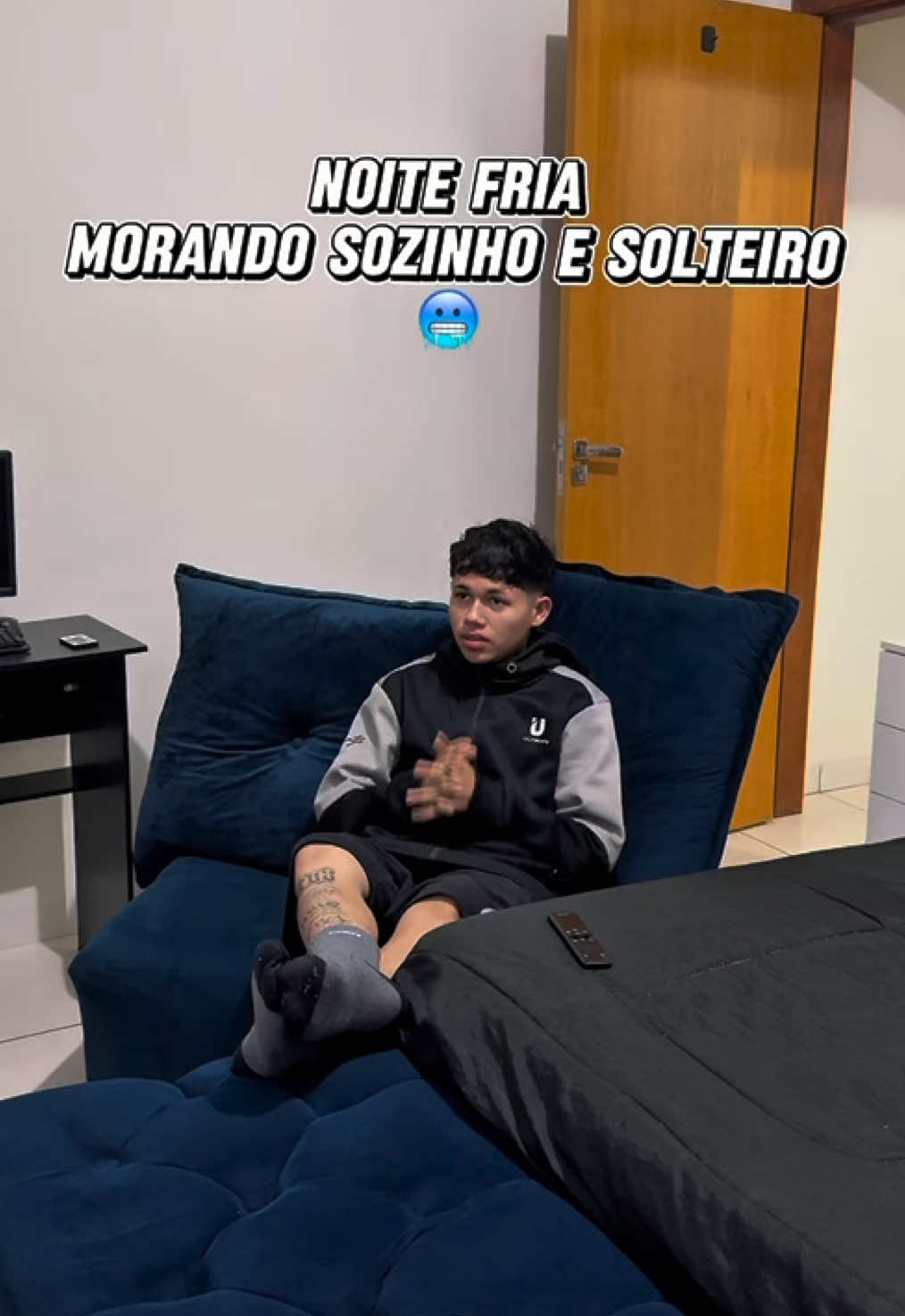 Noite fria morando sozinho 🏠🥶☕️☮️ . #fyp #morandosozinho #foryoupage #rotina #frio #chocolatequente 