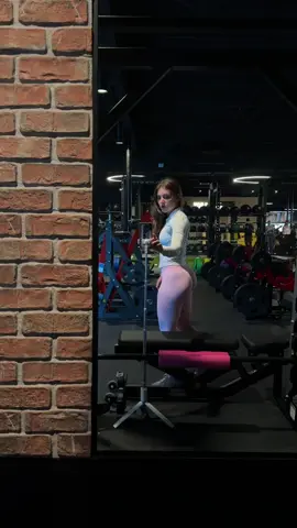 weird lighting #GymTok #fyp #gymgirl #gymfit #pump #gym #glutes 
