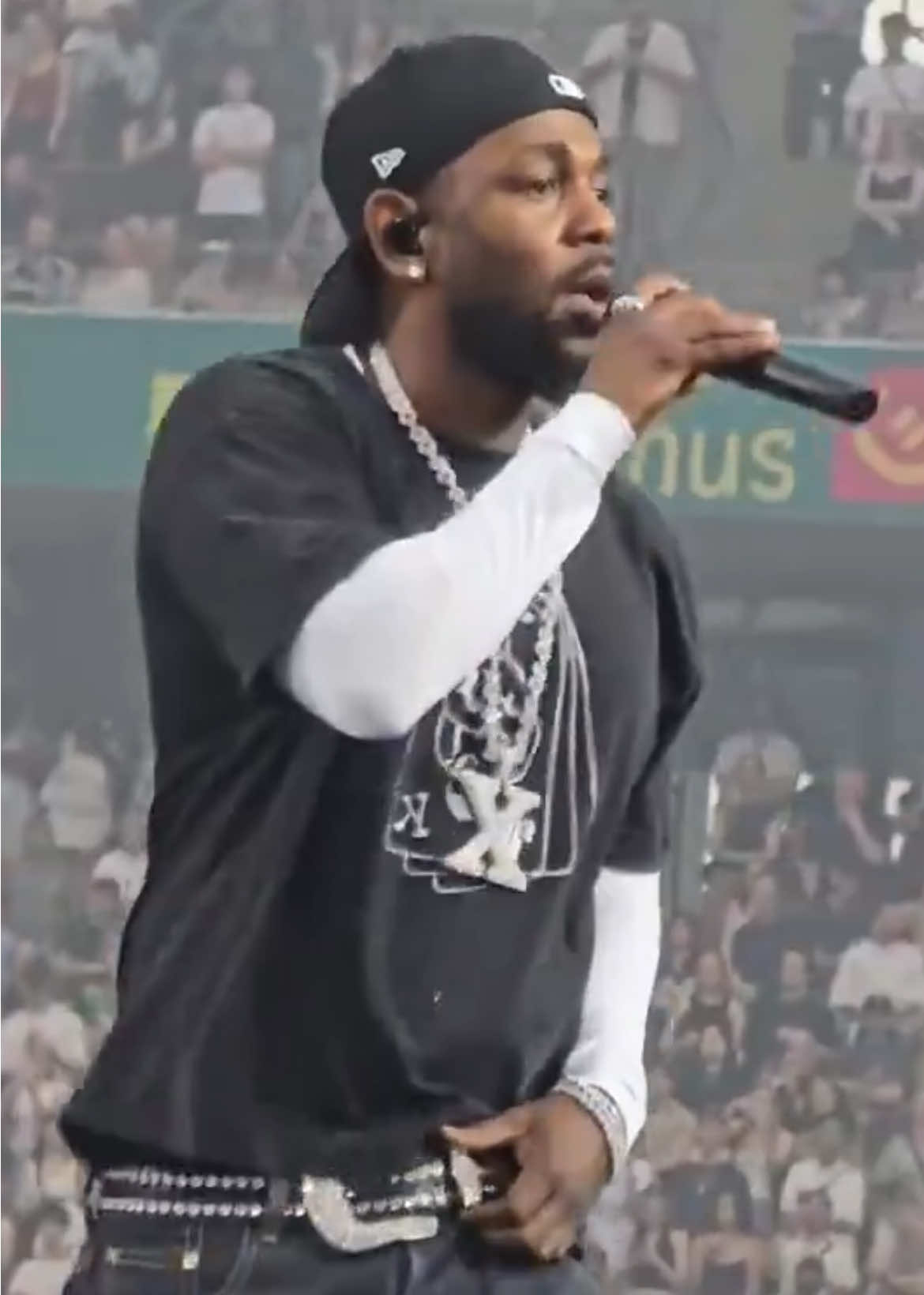 everytime he grabs on his belt a flower blooms somewhere i think❤️ #kendricklamar #fyp #foryoupage #kendricklameow #grandnationaltour 
