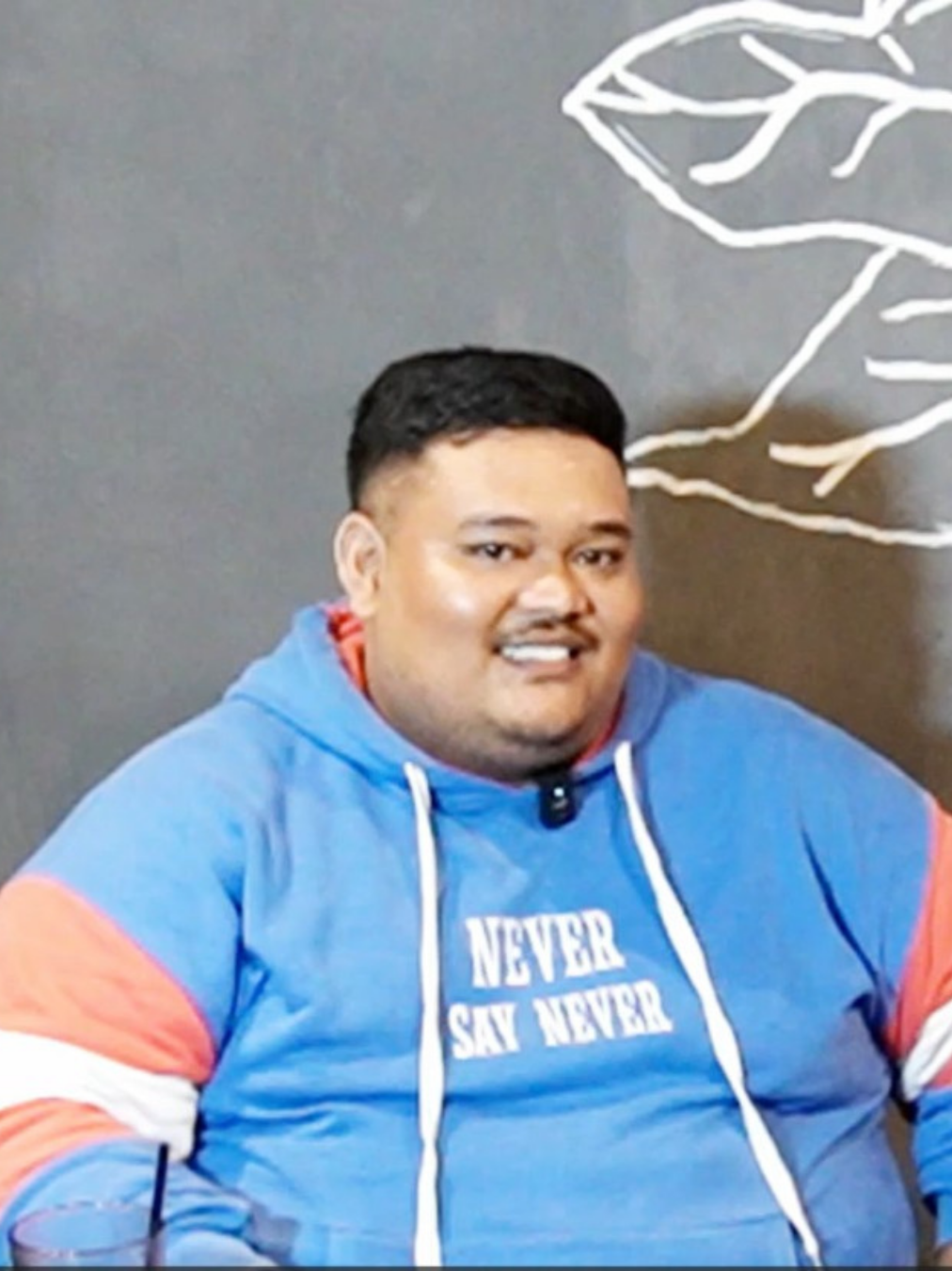 ANDI KURAY - GURU RASA KOMIKA ? APA KOMIKA RASA GURU? Guru musik sekaligus komika ini ngajarnya sambil nyelipin jokes. Biar kelas gak tegang, biar belajar gak bosan, dan... biar murid gak kabur! 😆 Dari panggung stand-up ke ruang guru dan Banyak Juga Keresahan dia Jadi Guru ,  Andi Kuray buktiin kalau pendidikan itu bisa fun tapi tetap tajam! Lo punya guru yang kayak Bang Andi? Drop ceritanya di kolom komentar! 👇 #guru #standupcomedyindonesia #gdacreatives  @andikuray21
