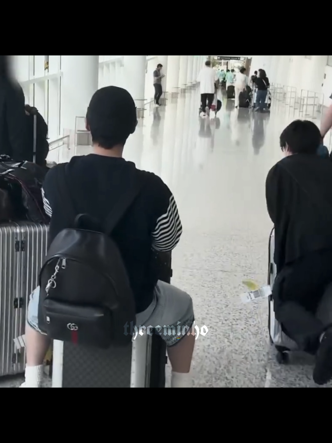 parece muito que ele foi segurar a mão do lino, aaaaa 😭 | #leeminho #hanjisung #leeknow #HAN #foryouapage #straykids #minsung #boddaramji 