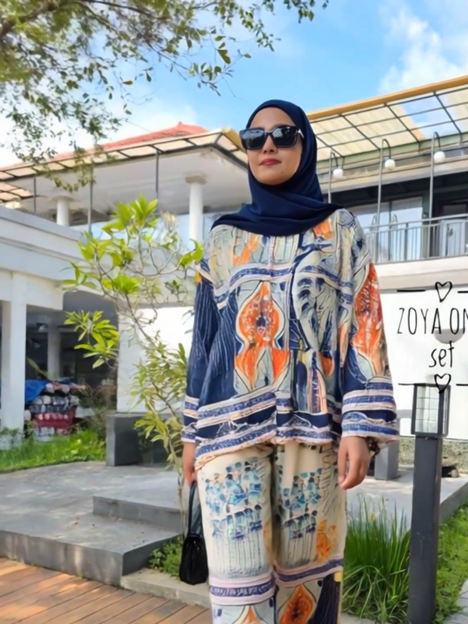 Pengen tampil modis tapi tetap nyaman seharian di Tasikmalaya yang kadang suka gerah ini? Kenalan yuk sama One Set Zoya Rayon Premium! 😍 #OneSetZoya #RayonPremium #SetelanWanita #FashionMuslim #OOTDHijab #NyamanDanStylish #OutfitOfTheDay #GayaKekinian #LocalBrand #MustHaveItem