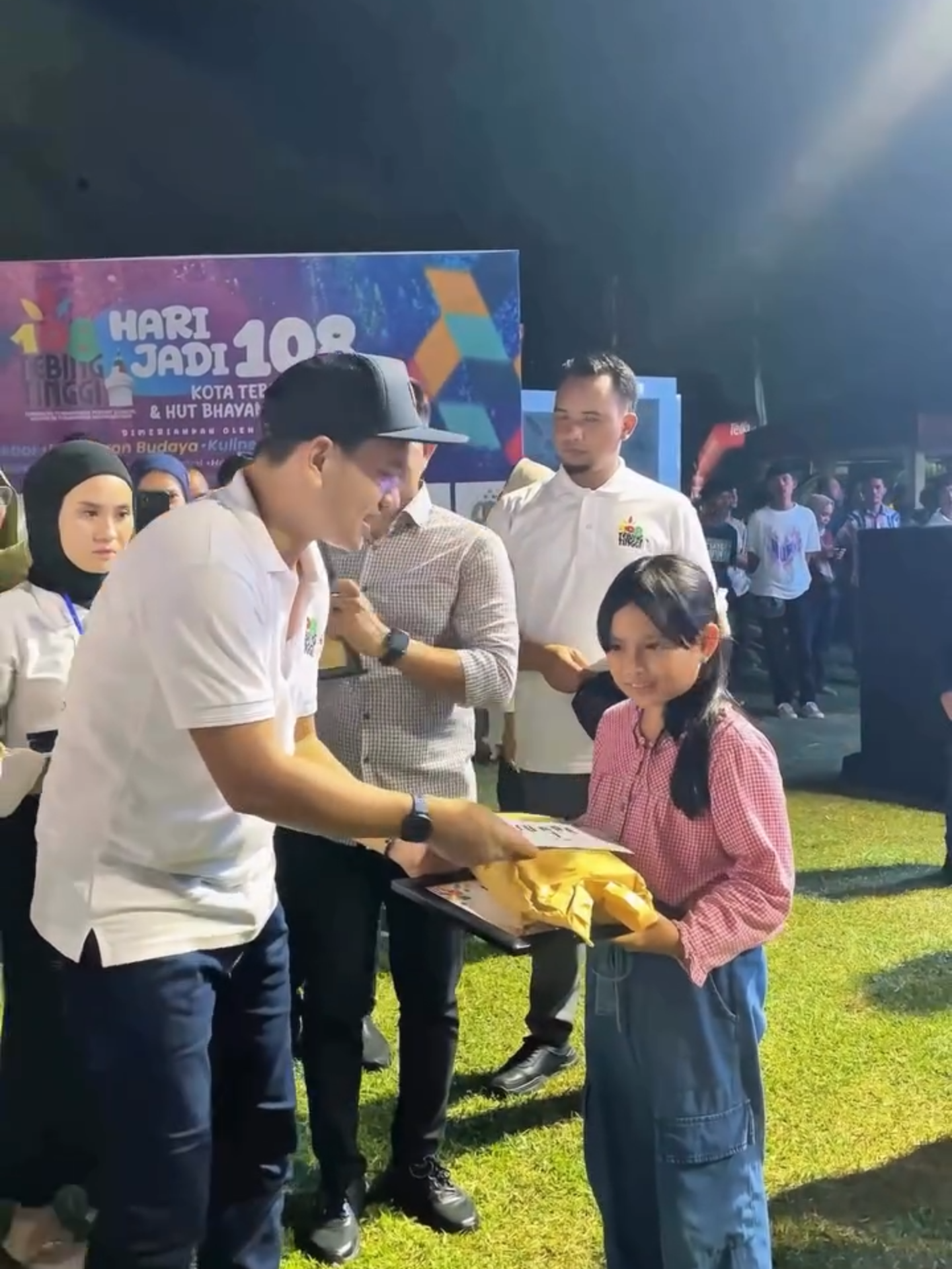 Wali Kota Tebing Tinggi H. Iman Irdian Saragih, Wakil Wali Kota Tebing Tinggi H. Chairil Mukmin Tambunan, Forkopimda serta masyarakat menghadiri Puncak Acara Hari Jadi Kota Tebing Tinggi ke-108 tahun, Selasa (1/7) #kotatebingtinggi #tebingtinggi #pemkotebingtinggi #infotebingtinggi #sahabatirdiansaragih #imanirdiansaragih #tebingtinggiidaman