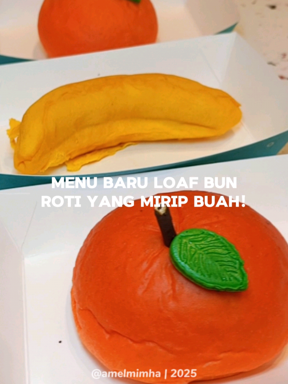 Buah dikupas ❌  Roti dikupas ✅  Loaf Bun nih ada-ada aja ya idenya. Bikin roti yang bentuknya kayak buah asli dan beneran bisa dikupas. Variannya ada orange bread dan banana brand. Gak cuma bentuknya aja yang kayak buah, tapi isiannya juga pake buah asli yang bikin rotinya jadi makin enak. Biar gak penasaran, cus langsung cobain aja karena udah tersedia di semua cabang Loaf Bun! 진짜 과일처럼 생긴 빵이 있어요. 너무 귀여워서 먹기 아까워요 😍 #LoafBun #koreanbread #bread #orange #banana #빵 #빵집 #오렌지 #바나나 #rekomendasikuliner #racunnyaamel #creatorsearchinsights 