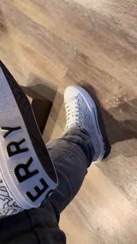 Burberry 😍 #burberry #designer #designershoes #luxuryshoes #alucines📿🧿🙈  #belicones😈📿☘️  #viral #shoes #shoerecommendations #sneakers