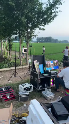 Bản làng ơi em rời phố thị.