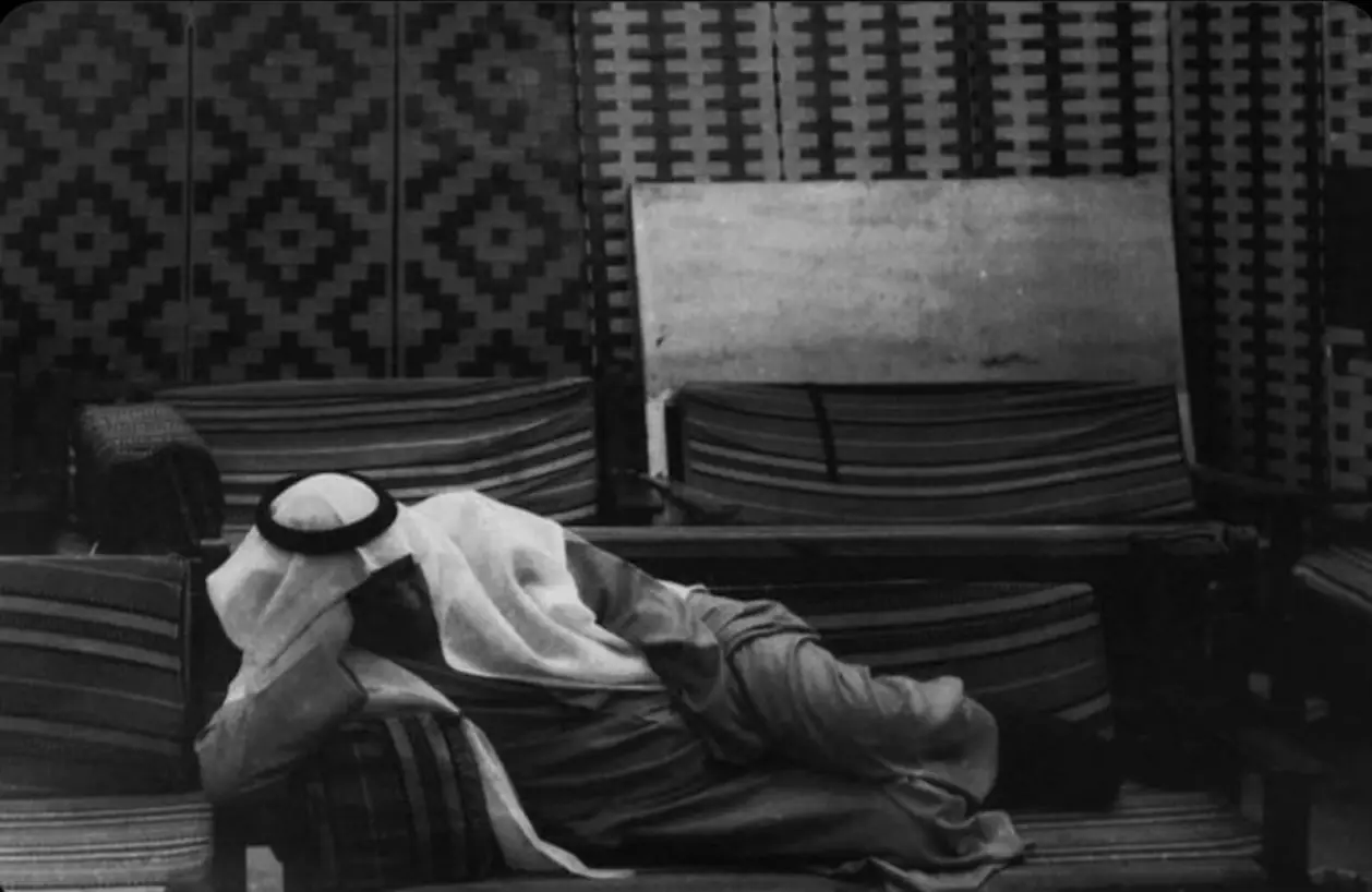 ‏لو أتعبني السهر وأرهقني التفكير والهوجاس  ‏ومضت حول ثلاث أيام دمعي مغرقٍ كوعي  ‏بلاني ربي بقلبٍ صخر وبخاطرٍ حسّاس  ‏مابين أمسح غلا الغالي وأمسح دموعي . #هواجيس #هواجيس_الليل #محمدبن_فطيس 