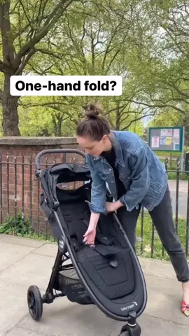 We know you’ve got your hands full, so here’s one thing to make home time that bit easier… Easy one handed fold with the City Mini GT2! @pushchairexpert *Please note Australian models have red brakes as per Australian safety guidelines. #Babyjogger #BabyJoggerau #pram #stroller #design #newborn #toddler #pramdesign #strollers #travel #baby #travelwithkids #Running #fitmum #fitdad #explore #adventure #travelpram #travelaustraliawithbaby #babytravel #babycapsules #mum #dad #family #versatile #growingwithyourfamily