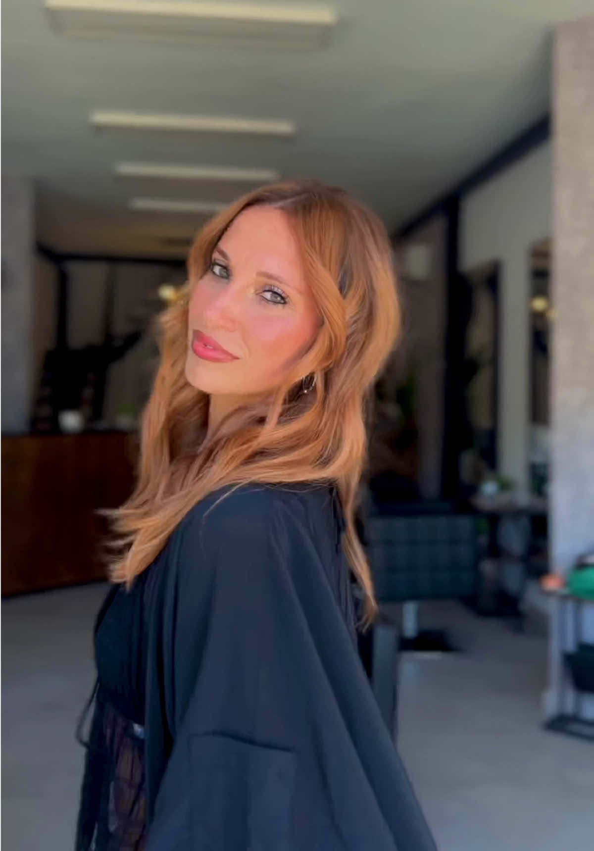 El cambio de look más radical después del trauma 😂🖤 #davidsuarez #antesydespues #cambiodelook #peluqueriamalaga #mechasrubias #pelocobre #videosdepeluqueria #pelo #humor #balayage #peluqueria #belleza 