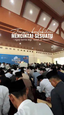 jangan berlebihan mencintai sesuatu Ngaji kemis legi, pondok lirboyo #quotesislam #ngaji #kamislegi #khanwarmanshur #lirboyo #santri #pondoklirboyo #fyp #foryoupage #ngajionline 