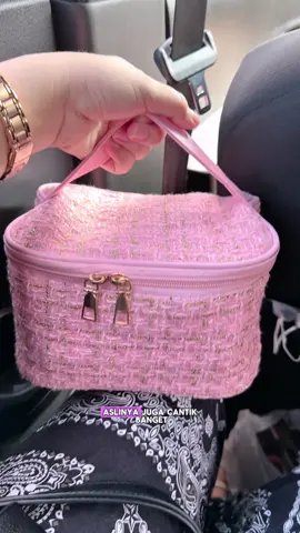 Kali ini kalian wajib punya sih!😍Worth it to buy bgt mana cuma 20ribuan tpi secantik ini dan muat banyak barang pastinya🤩🥰💗✨#pouchmakeup #pouchbag #pouch #tasmakeup #pouchmakeupmurah 