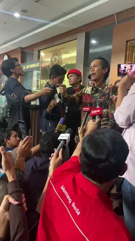Menjelang tuntutan Hasto Kristiyanto oleh JPU di Pengadilan Negeri Jakarta Pusat. Hasto di tuntut 7 tahun penjara dan denda 600 jta Menyala bang @patramzen 🔥🔥#pdip #pdiperjuangan #hastokristiyanto #lawyer #lawyerlife #advokatindonesia 