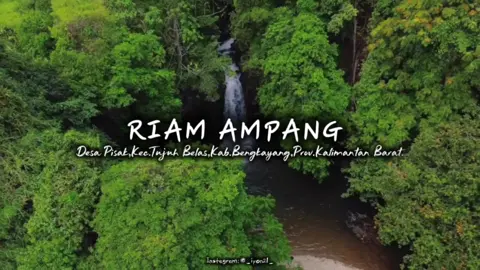 Riam Ampang merupakan destinasi wisata alam yang terletak di Desa Pisak, Kecamatan Tujuh Belas, Kabupaten Bengkayang. Air terjun setinggi 16 meter ini memiliki aliran air yang cukup deras dan membentuk kolam alami yang jernih dan menyegarkan. Hanya berjarak sekitar 10 menit dari jalan poros desa, pengunjung akan melewati jalur datar yang dikelilingi kebun warga sebelum tiba di lokasi. Riam Ampang cocok untuk aktivitas berendam, berenang, bersantai di atas batu-batu besar, atau menikmati suasana alam sambil beristirahat di hammock yang tersedia. Suasana tenang dan dikelilingi pepohonan serta suara alam menjadikan tempat ini ideal untuk healing, piknik keluarga, atau liburan bersama teman. Dikelola oleh Kelompok Sadar Wisata Riam Ampang, Riam Ampang menawarkan pengalaman alam yang asri dan menyegarkan, cocok bagi siapa saja yang ingin sejenak melepas penat dari rutinitas sehari-hari. #riamampang_kalbar #riamampang #riamampangsanggauledo #bengkayang #fyp 