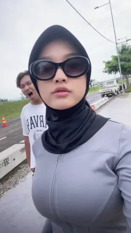 takut bgt kesedot sm yg baju putih