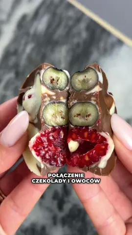 Czekoladki z borówkami i malinami 😍😍😍 #staławspółpraca @Activlab  Składniki (10 sztuk): •125g malin •80g borówek •100g czekolady bez cukru z orzechami Activlab •100g czekolady kokosowej bez cukru Activlab 1️⃣ W silikonowej formie na muffiny układamy owoce, maliny i borówki. 2️⃣ Obydwie czekolady rozpuszczamy osobno, w kąpieli wodnej, na bardzo małym ogniu lub w mikrofalówce. Jeśli będą za gęste dodajemy masło lub olej kokosowy. 3️⃣ Polewamy owoce najpierw jedną czekoladą, a potem od razu drugą. 4️⃣ Chłodzimy w lodówce 30 minut. 1 sztuka: 106 kcal B:3g T:8g W:10g ❤️ z moim kodem Fura10 kupicie wszystkie słodycze i inne rzeczy na stronie Activlab z rabatem 10% ❤️ #przepis #owoce #czekoladki #furajedzenia #bezcukru #deser