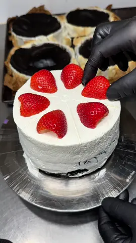 とろとろのチョコチーズケーキ🧀🍫 いちごのせチョコバスクチーズケーキ890円 生クリームをたっぷりのせていて、苺の甘みと相性抜群のなめらかな贅沢バスクチーズケーキ！ 濃厚なチーズの風味とカカオの香りやコクの組み合わせが最高でした！ 🍚店名: T-bear cafe 住所: 愛知県西尾市矢曽根町籾山20  最寄駅:西尾駅から徒歩10分 営業時間：平日8:30〜17:00 土日祝11:00〜18:00 定休日：無休 #名古屋グルメ#Japanesefood#tiktokfood