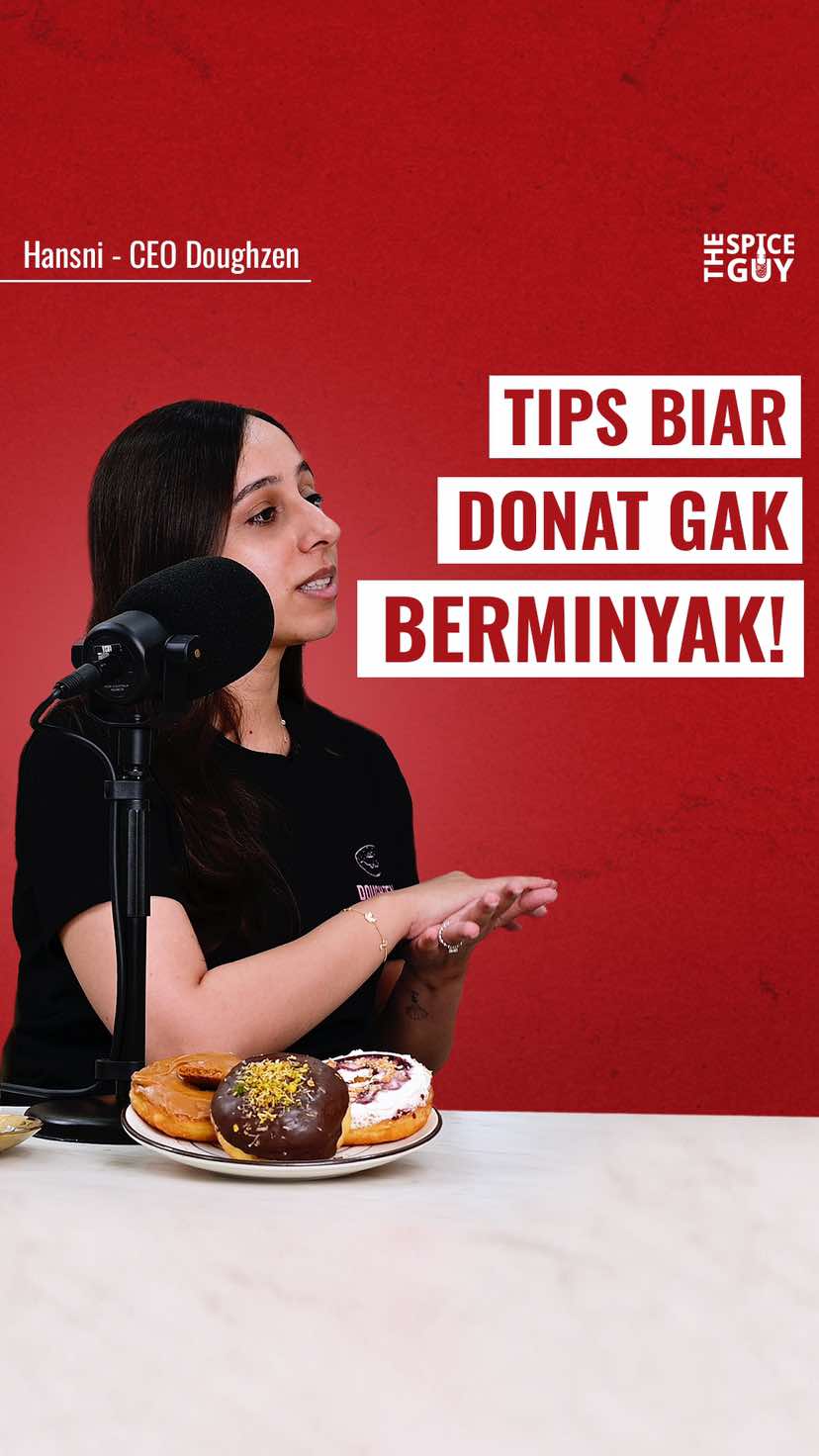 Biar donat kamu hasilnya gak greasy, gorengnya bisa pakai minyak beku, tapi pastikan kamu tahu risikonya ya #podcast #thespiceguy #donat #minyak @Doughzen.id 