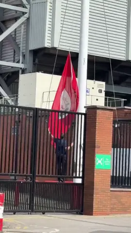The Liverpool flag has been raised to half mast out of respect for Diogo Jota ❤️ (via @icareaboutlpool)