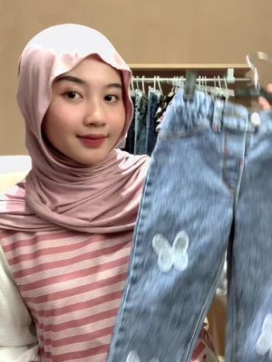 Celana bordir kupuuu yg super lucuww bgt nih bund🦋❤️ #OOTD #fyp #ootdanak 