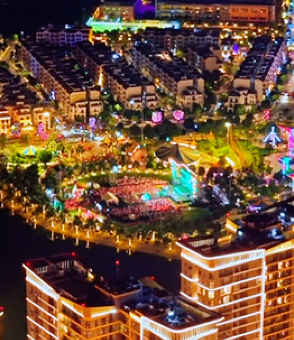 Water Splash Concert x VinWonders 💦🎶 A summer event at Vinhomes Grand Park with music, lights, and water shows. Captured from above with the DJI Air 3 drone. #WaterSplashConcert #VinWonders #VinhomesGrandPark #DJIAir3 #neodrone29 