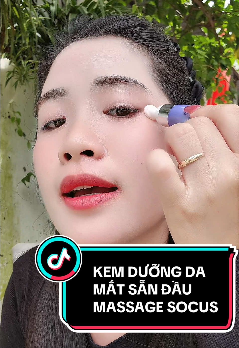 BÍ KÍP DƯỠNG DA VÙNG  MẮT THIẾU SỨC SỐNG! ✨🌿 🌿✨ SOCUS CAFFEINE BRIGHTENING EYE CREAM  👀 Công dụng nổi bật: 🌸 Caffeine giúp làm sáng quầng thâm, giảm bọng mắt 🌸 Bơ hạt mỡ & Glycerin dưỡng ẩm sâu, làm mềm vùng da mỏng manh 🌸 Chiết xuất rau má & trà xanh hỗ trợ phục hồi, chống oxy hóa 🌸 Hoa cúc & hương thảo làm dịu, hạn chế kích ứng 🌸 Kết cấu mượt, thấm nhanh, không bết dính 💧 Da quanh mắt căng mịn, tươi sáng, nhìn trẻ trung hơn hẳn! 📦 Size lớn 20g – dùng siêu lâu, giá mềm xinh 💌 Mắt thâm, bọng, khô ráp nhăn nheo ? Để SOCUS lo #kemmat #socus #caffeineeyecream #lamdep #duongda #chamsocda #quangtham #bongmat #top1trendy #reviewchinhhang #xuhuonglamdep #beautycare #kemmatcaffeine #skincareroutine #kemmatduongam #review 