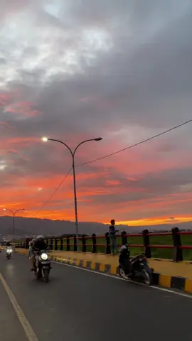 Vibes sunset jembatan kerinduan sungai penuh ga ada 2 nya🌅#jembatankerinduan#jembatankerinduankerinci#jembatankerinduansungaipenuh#kerincihits#sunset#fyp#foryoupage 