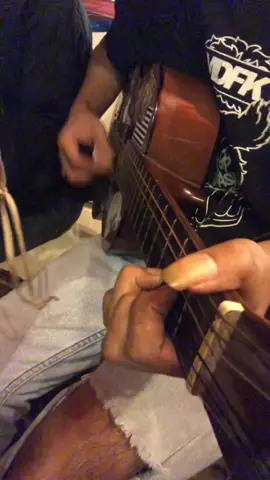 Masih dengan lagu lama 🍂 @Febriii2204  . . #VoiceEffects #fyp #fypシ #melodigitar #introgitar #gitartongkrongan #gitarcover #genjrengangitar #cover #nyanyibareng #tempatnongkrong #powerchord #petikangitar #nantipastikomngerti 