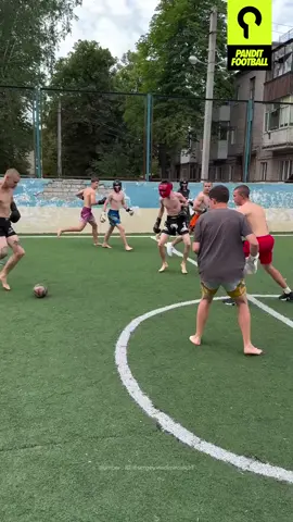 Sepak bola pake sarung tinju? Edan sih! Ternyata bukan olahraga baru, cuma pemanasan kreatif sebelum latihan kickboxing. Tapi penasaran juga, ide beginian kira-kira terinspirasi dari mana ya? 🤔