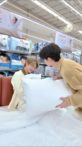 หมอนนุ่มฟินเลยเด่น้องตี๋🤪 นุ่มจนตีพี่ป๋อไม่เจ็บ #Momentoเติมสุขทุกโมเมนต์ #Lotuss#ฟินทุกโมเมนท์กับตี๋ตี๋ป๋อ #TeeTeepor #ป๋อตี๋ตี๋ 