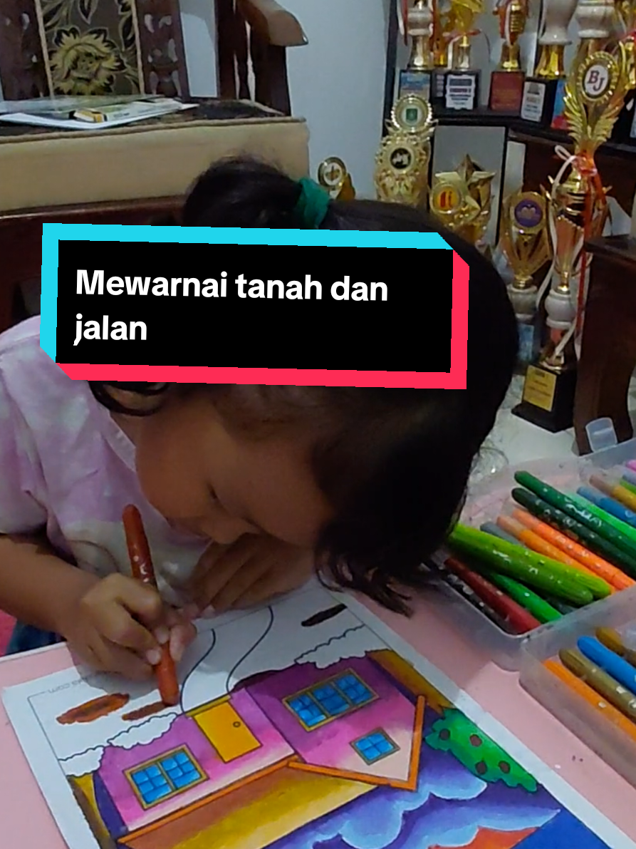 Lanjut mewarnai jalan dan tanah yaa.... Semoga bermanfaat🤩. Crayon pakai grasp ya ada di showcase di profil nahla. #fypシ゚ #affiliate #fypシ゚viral #semangArt #lombamewarnai #lombamewarnaianak 